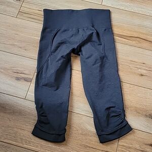 Lululemon Cropped Capri Leggings Size 4 Gray A0015
